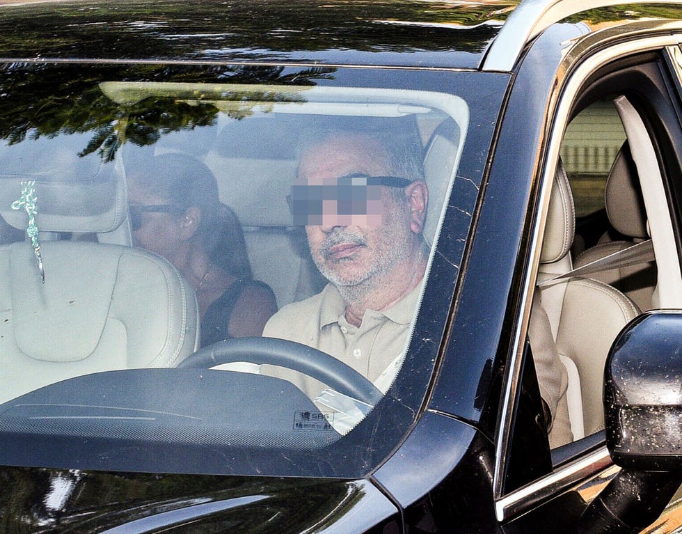 Isabel Pantoja a su llegada en coche al hospital.