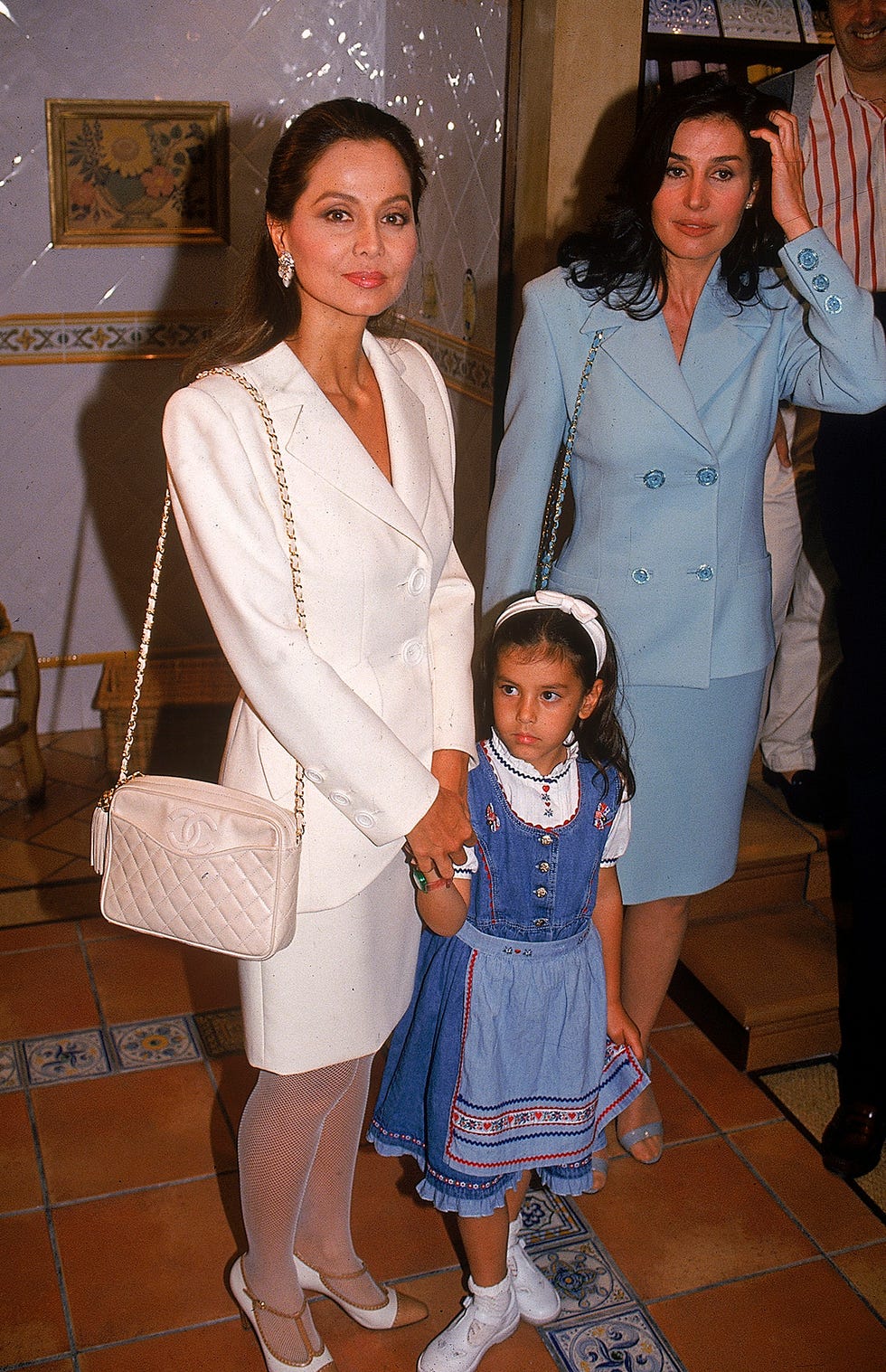 isabel preysler con su hija ana boyer y su amiga carmen martínez bordiu