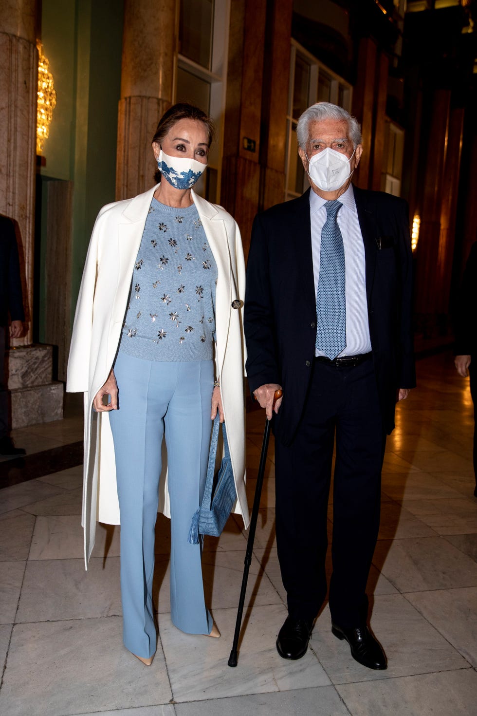 isabel preysler acompaña a mario vargas llosa en su noche más especial con su look más acertado