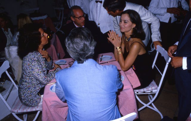 isabel preysler, miguel boyer y mario vargas llosa con su primera vez en 1986 en marbella