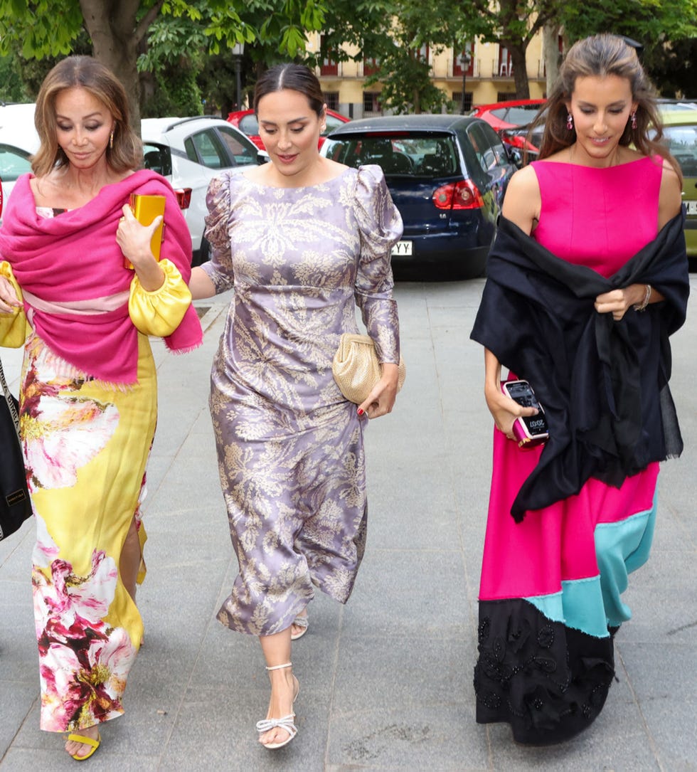 isabel preysler con sus dos hijas pequenas