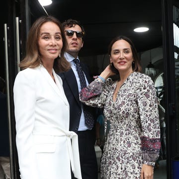 Isabel Preysler, Tamara Falco e Inigo Onieva a su llegada al Teatro Real tamara falco, isabel preysler, inigo onieva posan a las puertas del teatro real de madrid