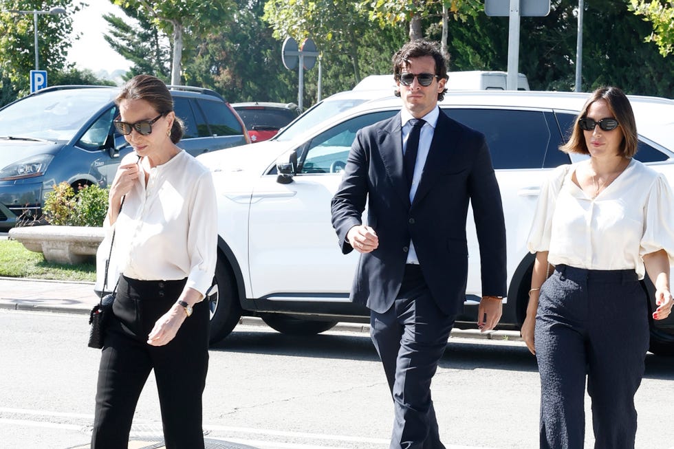 isabel preysler, tamara falco e inigo onieva en el entierro de caritina goyanes