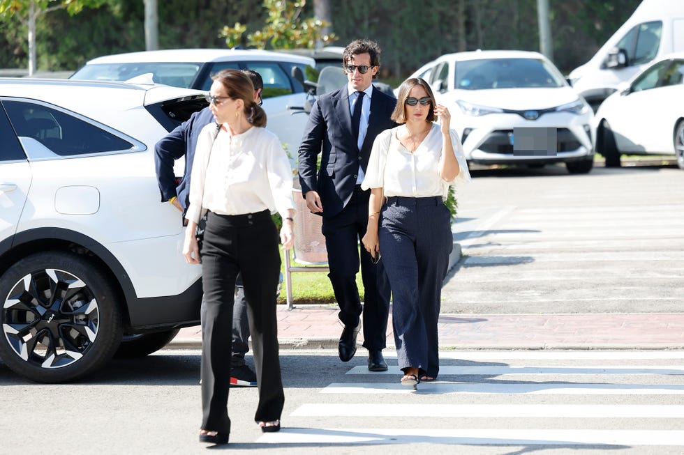 isabel preysler, tamara falco e inigo onieva a su llegada al entierro de caritina goyanes