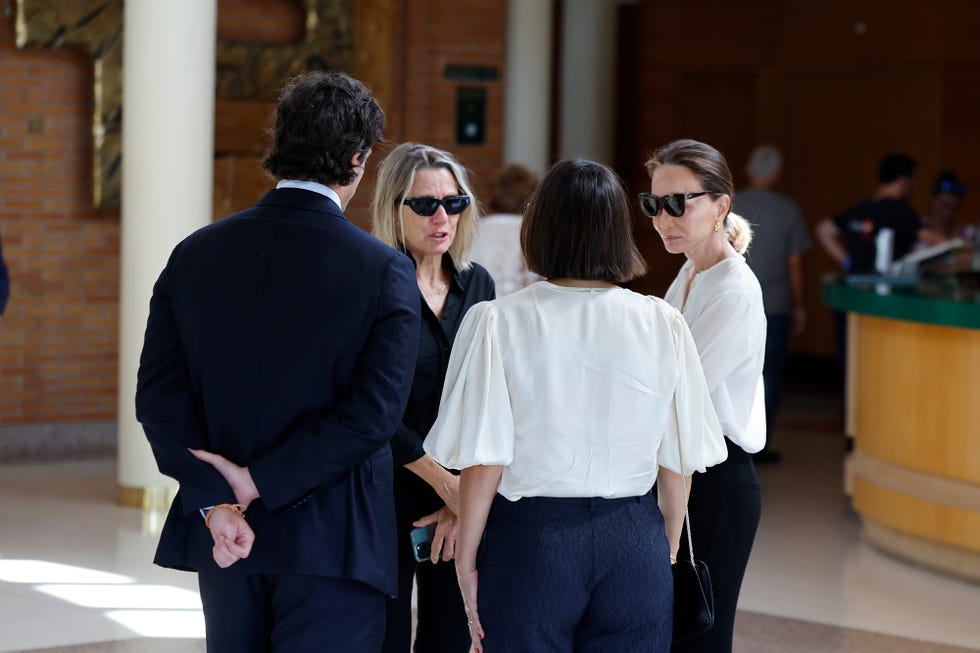 isabel preysler, emocionada en el entierro de caritina goyanes junto a miriam lapique, tamara falco e inigo onieva