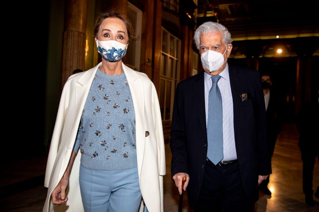 isabel preysler acompaña a mario vargas llosa en su noche más especial con su look más acertado