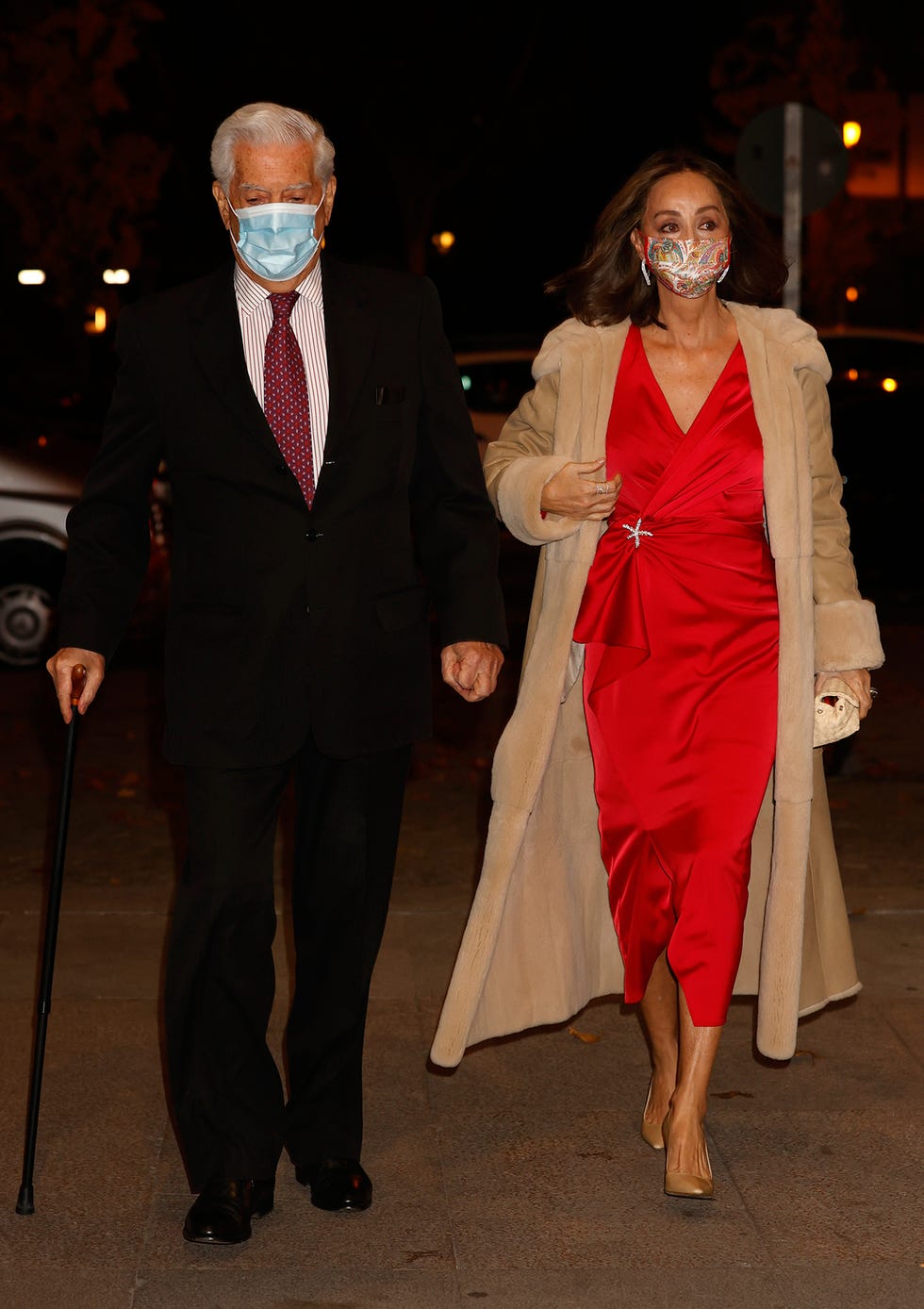 isabel preysler acompañada de mario vargas lloras responde a los rumores sobre su calvicie