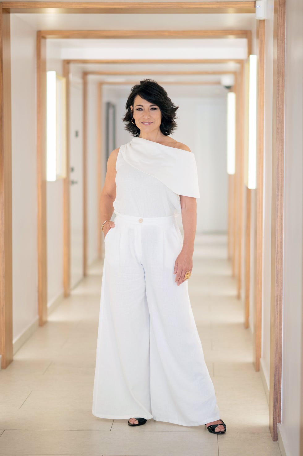 isabel serrano de la promesa posa con la mejor moda de mujer
