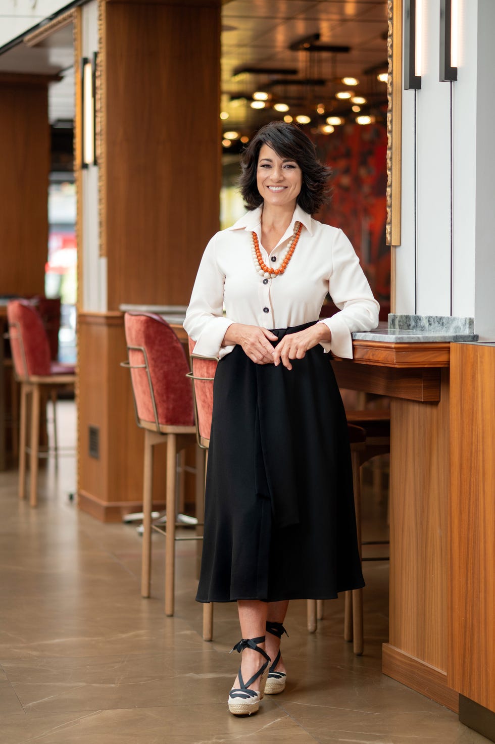 isabel serrano de la promesa posa con la mejor moda de mujer