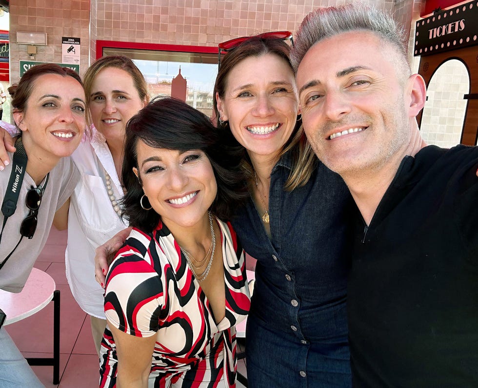 isabel serrano de la promesa posa con el equipo de diez minutos