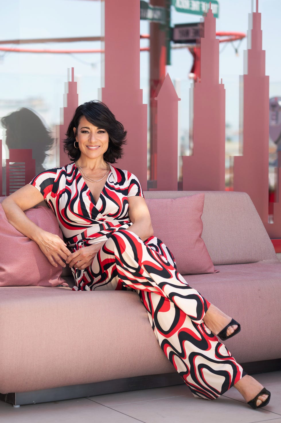 isabel serrano de la promesa posa con la mejor moda de mujer