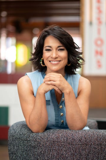 isabel serrano de la promesa posa con la mejor moda de mujer