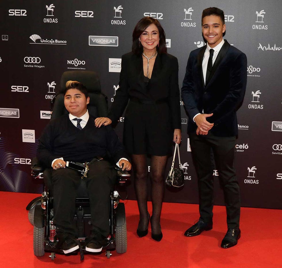 Isabel Gemio posa con sus hijos, Gustavo y Diego, en los premios Ondas