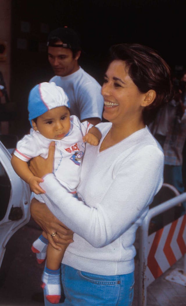 Isabel Gemio con su hijo Gustavo, de bebés, y su exmarido, Nilo Manrique