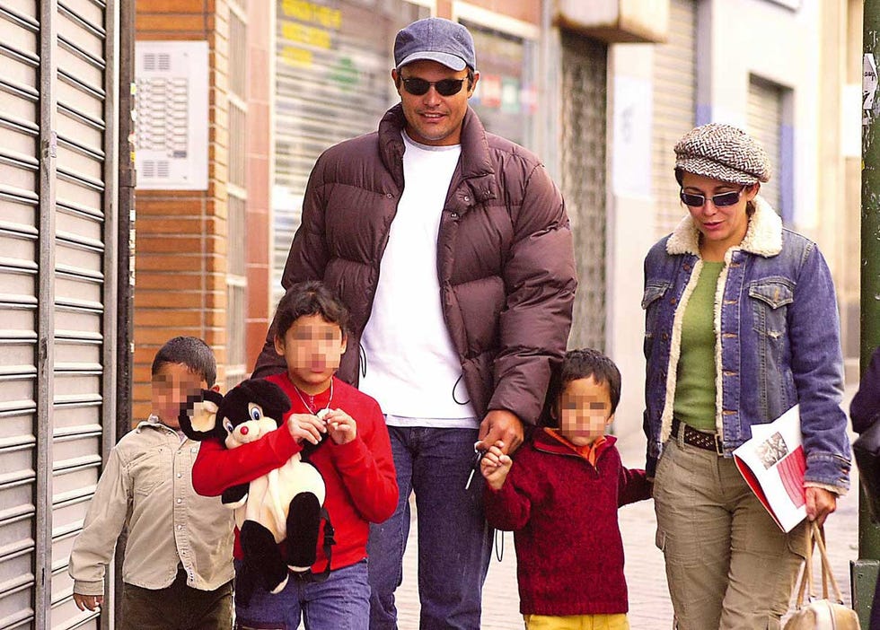 Isabel Gemio y Nilo Manrique con sus hijos Gustavo y Diego cuando eran niños