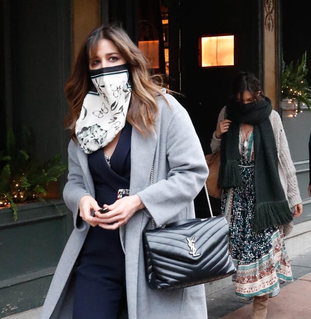 sara carbonero e isabel jiménez, sus looks para una comida de chicas