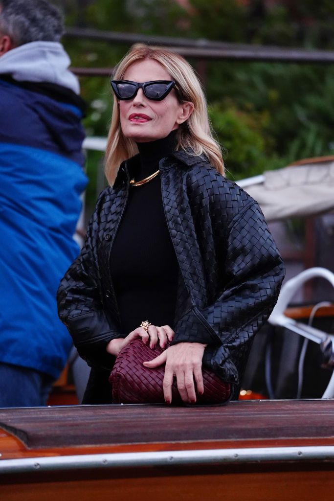 Borsa moda Autunno 2024 quella bordeaux di Isabella Ferrari e la it bag di stagione