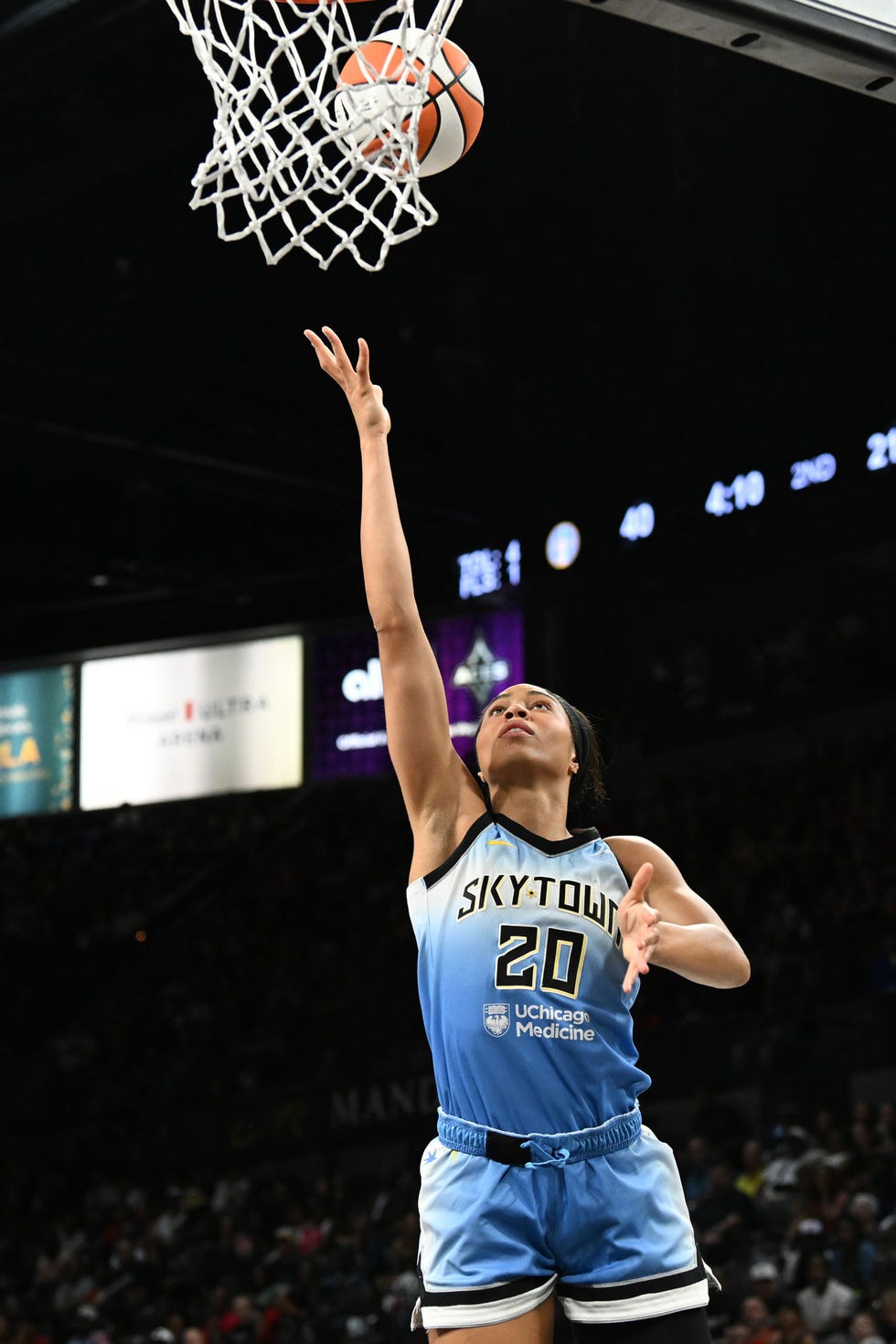 las vegas, nevada 16 temmuz: chicago sky'ın 20 numaralı oyuncusu isabelle harrison, 16 temmuz 2024'te las vegas, nevada'daki michelob ultra arena'da oynanan maçın ilk yarısında las vegas aces'e karşı gol atıyor. sky, aces'i 93-85 yendi. (fotoğraf: candice ward/getty images)
