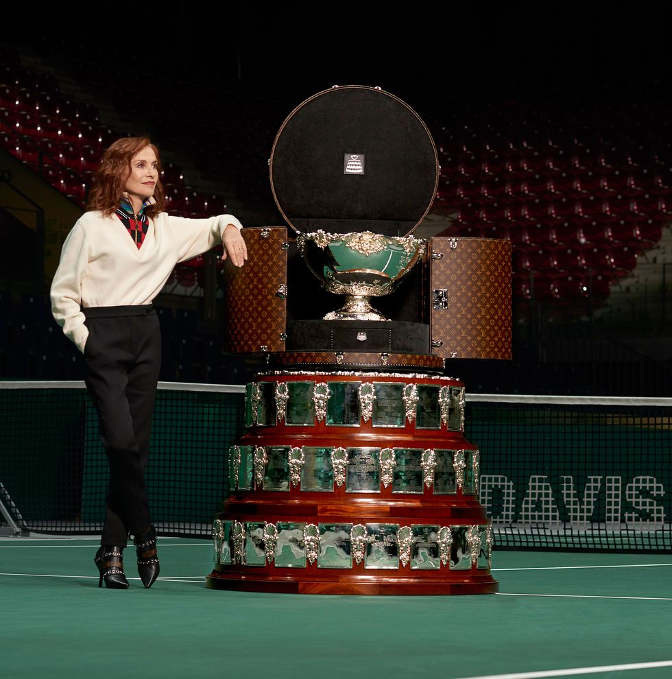 Isabelle Huppert con el nuevo baúl Trophy Travel de Louis Vuitton para la Copa Davis en Madrid