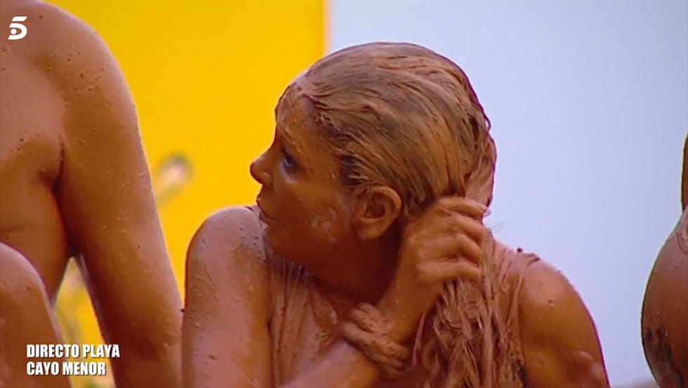Isabel Pantoja se quita el barro del pelo en 'Supervivientes'