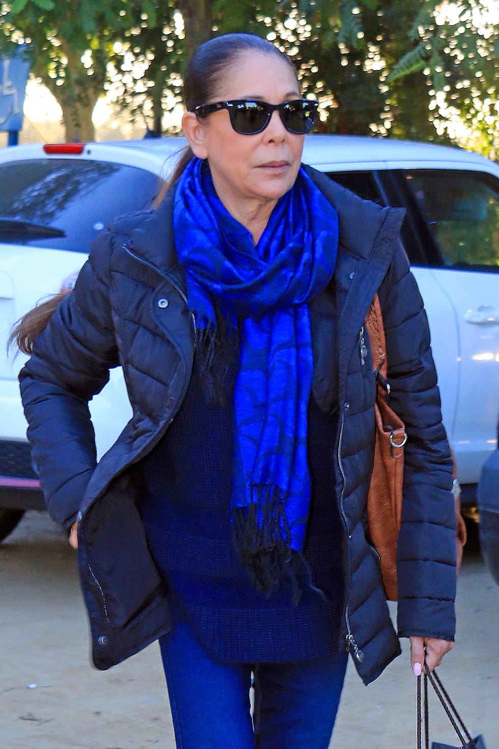 isabel pantoja, muy seria con gafas de sol, por las calles de sevilla