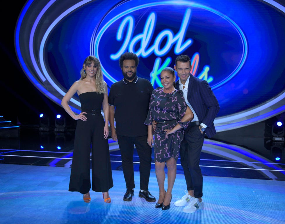 Isabel Pantoja posa con sus compañeros de 'Idol Kids'