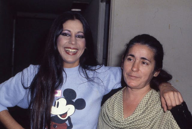 la cantante abraza a su madre en una imagen de su juventud