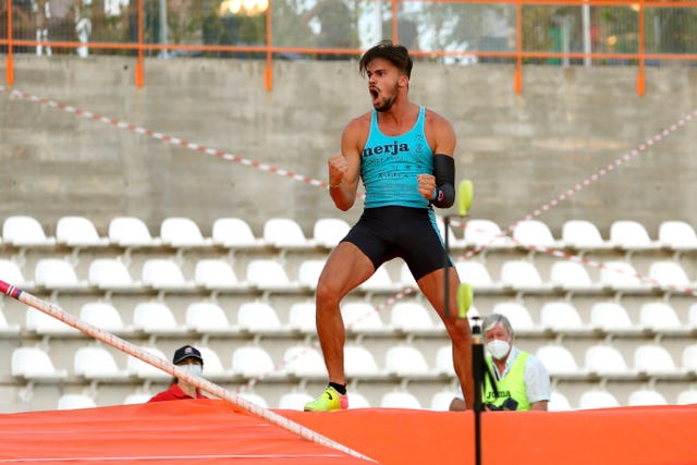 isidro leyva celebra el salto con pértiga que le dio el título de campeón de españa en vallehermoso