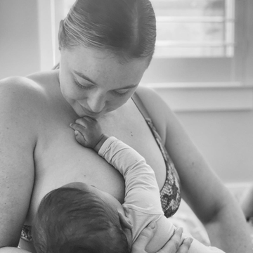 アメリカでは「授乳啓蒙月間」となっている、8月。また、「世界母乳育児週間」も重なったことで、今月に入って﻿多くのセレブが授乳にまつわる想いを投稿している。そんな中、モデルでボディポジティブを推奨するイスクラ・ローレンス（30歳）も、最近まで続いていた授乳への想いを告白。