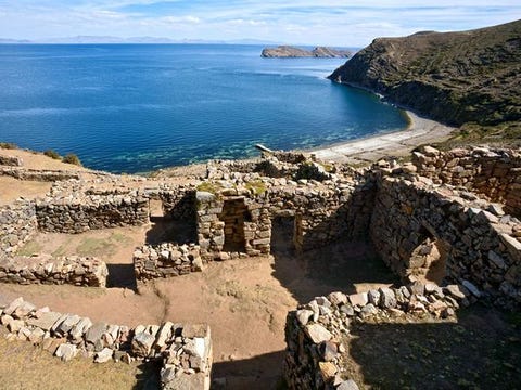 8. Isla del Sol Volgens de ontstaansmythen van de Incas gebeurde het op het eiland midden in het Titicacameer dat het water wat ooit de hele wereld bedekte zich terugtrok en de almachtige zonnegod Inti voor het eerst verscheen Vandaag de dag wordt het eiland dat aan de Boliviaanse kant van het meer ligt nog steeds bedekt door tientallen Inca en preInca runes die met elkaar verbonden zijn door wandelpaden autos zijn niet toegestaan op het eiland Een van de meest indrukkende dingen is het labyrintachtige gebouw dat de Chincana hierboven genoemd wordt en de heilige Titi Kharka rots van de poema waaraan het meer zijn naam te danken heeft