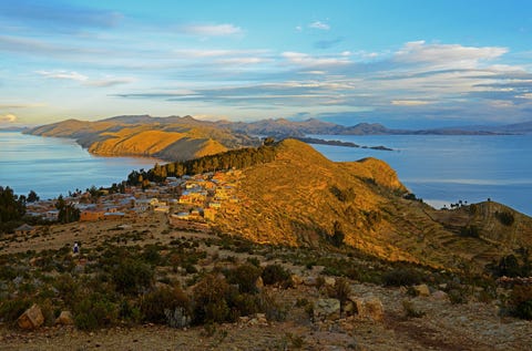 Op het zonovergoten Isla del Sol geniet je van zandstranden en een rotskust die je doen denken aan de Middellandse Zee Tenminste als je de besneeuwde bergen in de verte even buiten beschouwing laat Isla del Sol is de uitzondering op de regel dat de kust van een eiland op zeeniveau ligt Dit eiland met zijn kustlijn op bijna vierduizend meter boven zeeniveau ligt in het Titicacameer dat zon drie miljoen jaar geleden werd gevormd De schoonheid van het eiland is al eeuwen een publiek geheim Op verschillende plekken landinwaarts kun je overgroeide Incarunes vinden