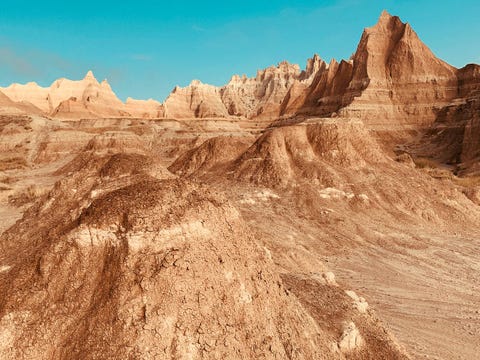 Het Badlands National Park in South Dakota werd in 1978 als nationaal park ingesteld en biedt bezoekers spectaculaire uitzichten over de rode en oranje rotsformaties die in het gebied verrijzen Nadat ik vanuit New York ruim 2700 kilometer had gereden kwam ik aan in het Badlands National Park vertelt fotograaf Ismail Ferdous Mijn kampeertrip in het park was een onvergetelijke ervaring in mijn leven Amerika is schitterend Ontdek hoe deze journalist inspiratie putte uit het gedicht America the Beautiful