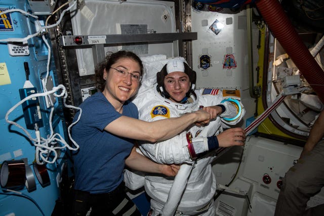 astronauten christina koch en jessica meir bij de eerste vrouwelijke ruimtewandeling