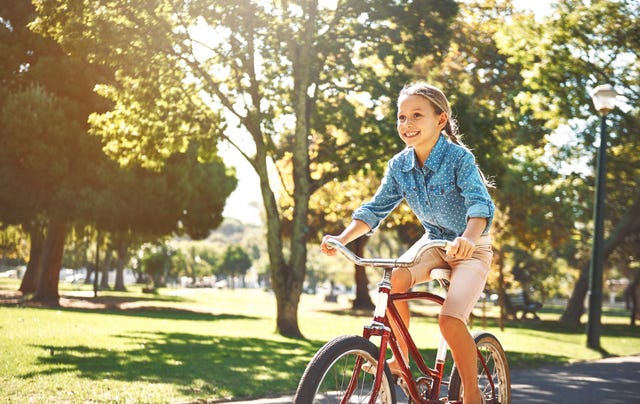 nina en bicicleta roja