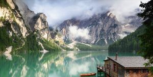 Barco solitario en el Lago di Braies, Dolomitas elle.es