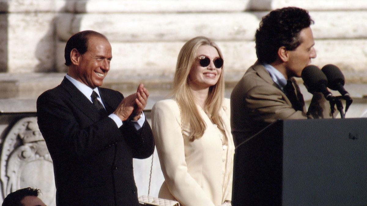 preview for Silvio Berlusconi e Veronica Lario, la storia d'amore