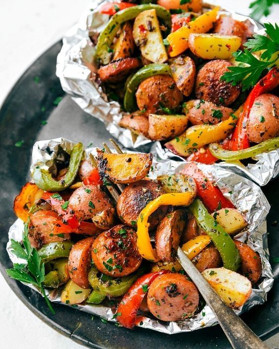 https://hips.hearstapps.com/hmg-prod/images/italian-sausage-and-vegetables-foil-packet-recipe-1558558533.jpg?crop=1xw:0.8084862385321101xh;center,top&resize=980:*
