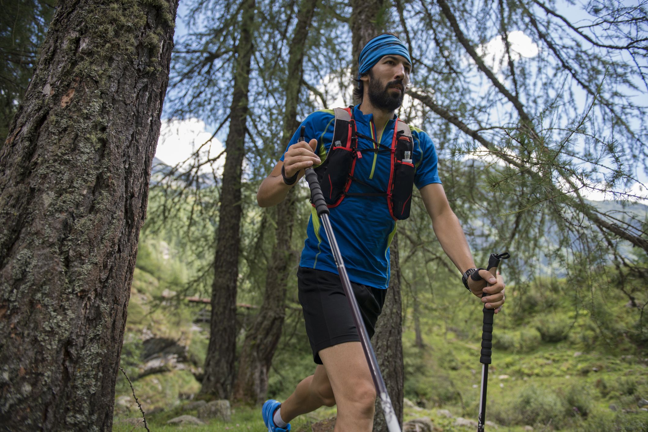 Descubre los beneficios de los bastones en el trail running