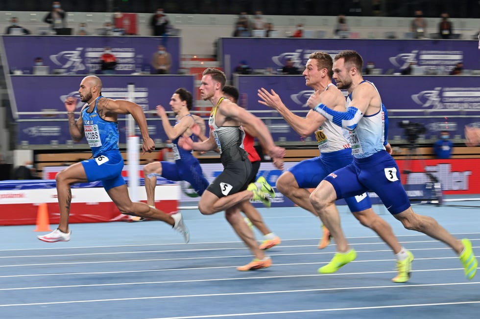 marcell jacobs corre por delante de sus rivales en los 60m lisos del europeo de torun 2021