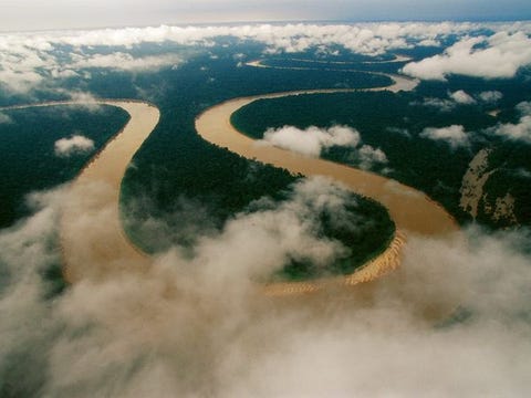 Itaquai De rivier de Itaquai kronkelt door het meest westelijke deel van het Amazonegebied in Brazili en loopt tot ver in het Terra Indgena Vale do Javari een uitgestrekt reservaat dat de meeste gesoleerde stammen ter wereld herbergt Deskundigen op het gebied van gezondheidszorg en mensenrechten vrezen dat hele inheemse stammen kunnen sterven als de leden worden blootgesteld aan het coronavirus Ze roepen de regering op om snel actie te ondernemen om de grenzen te sluiten van de gebieden waarin de kwetsbare stammen afgezonderd van de buitenwereld leven