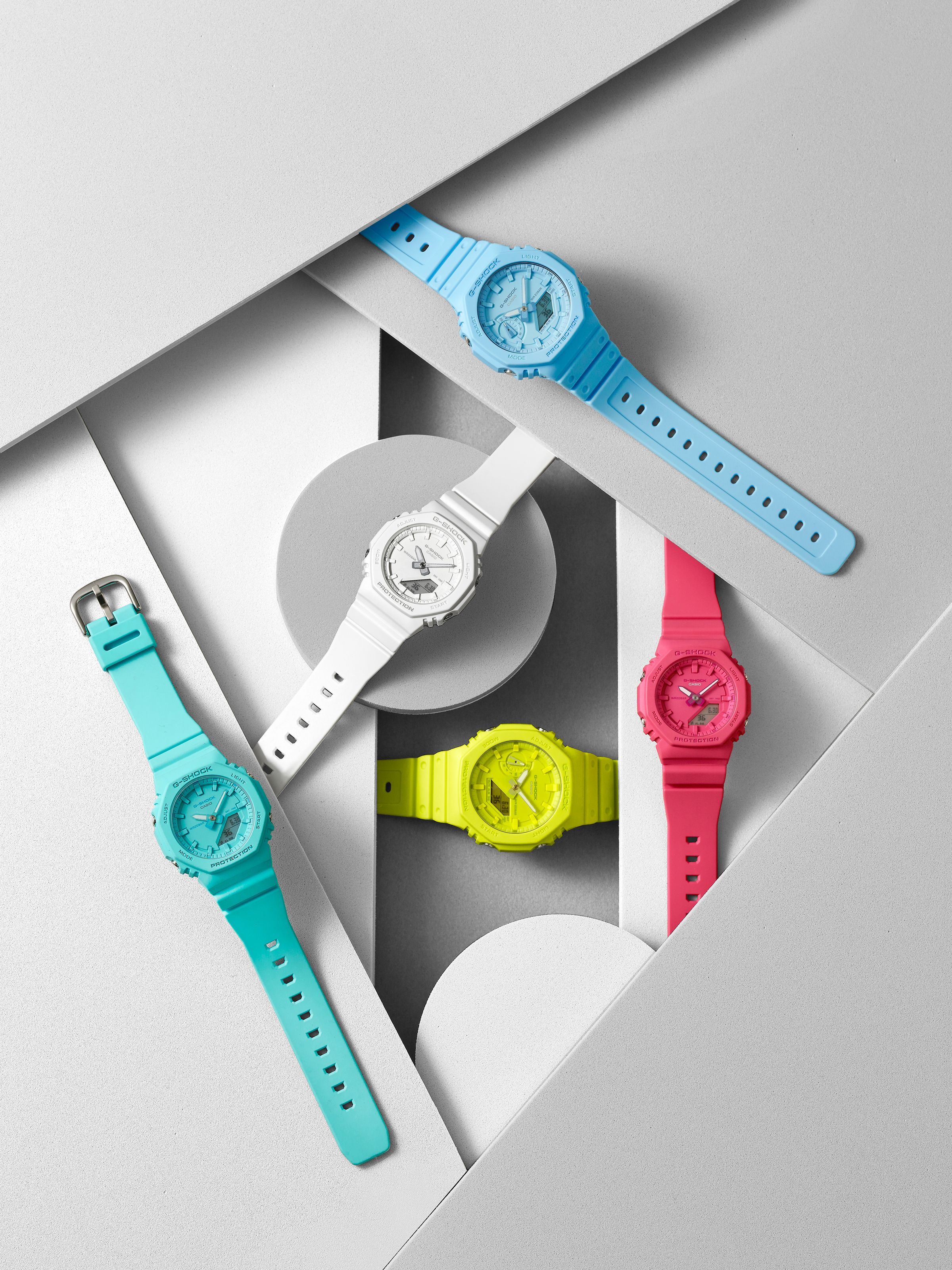 ワントーンにITZYも夢中！ 最旬「G-SHOCK」でトレンドスタイリング