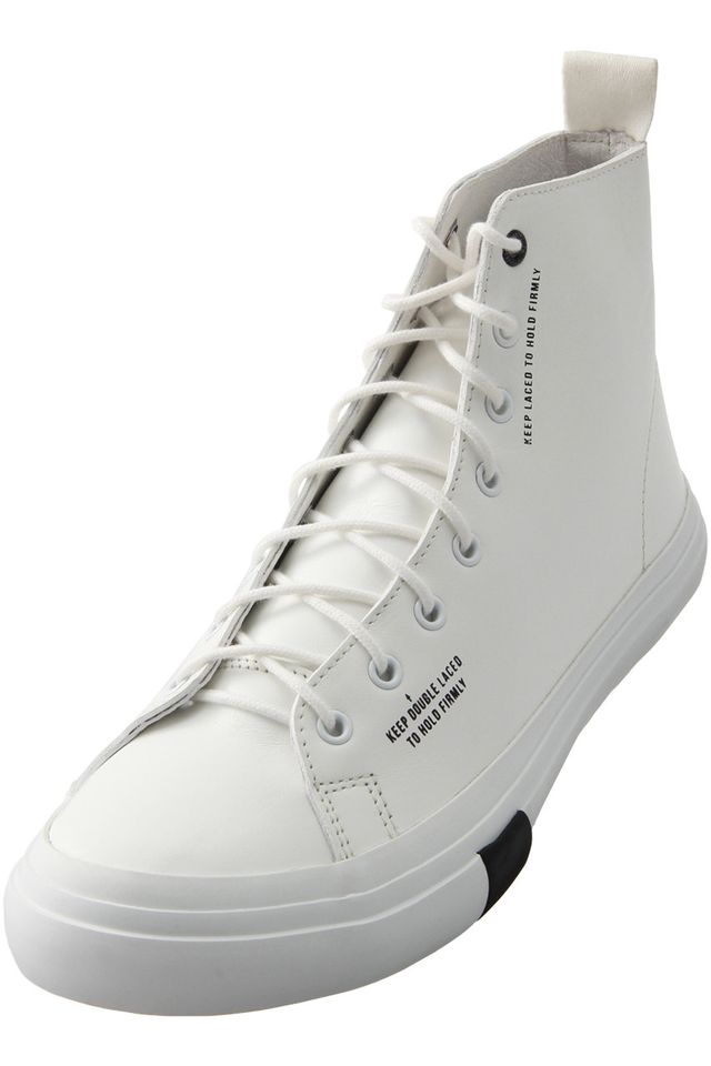 a white tennis shoe