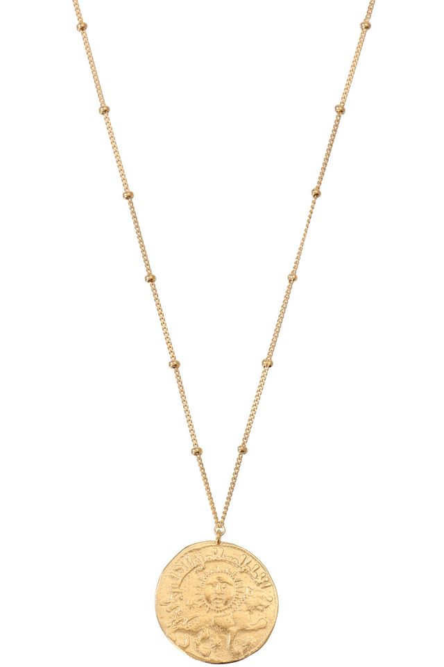 a gold necklace￥