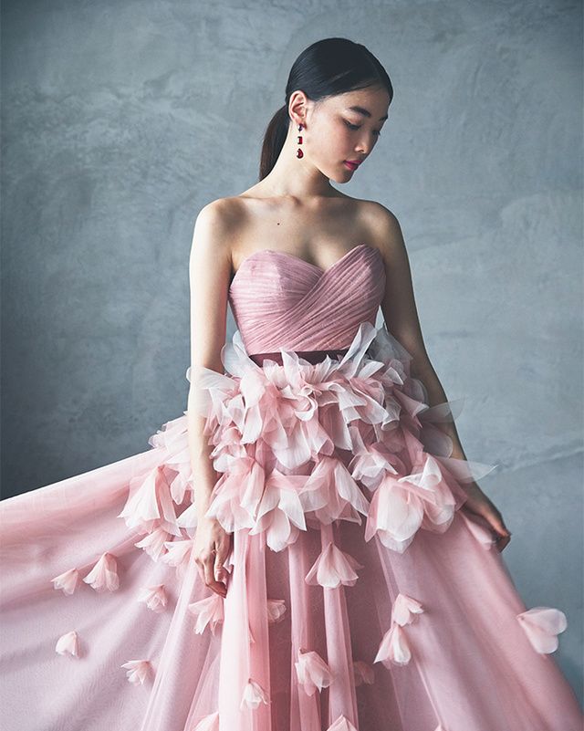 イツワのピンクの花びらドレスを着たモデル。