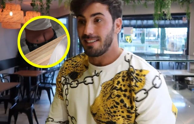 iván gonzález enseña el tatuaje de pollito que tiene en el culo