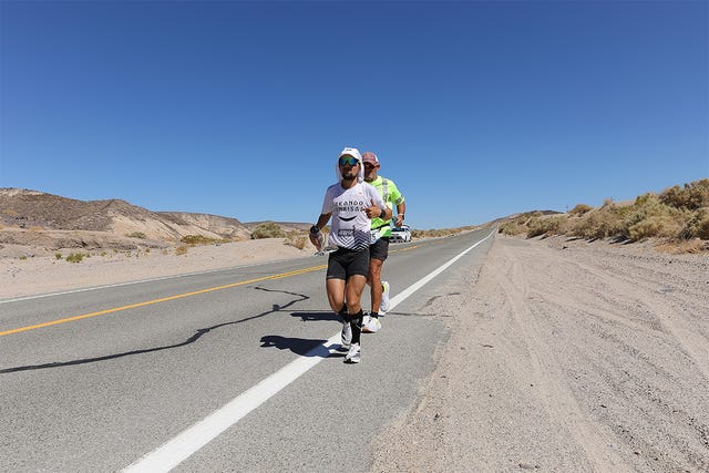 el español iván penalba, segundo en la badwater 135, corriendo