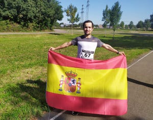 iván penalba posa con la bandera de españa tras batir el récord nacional de las 24 horas corriendo