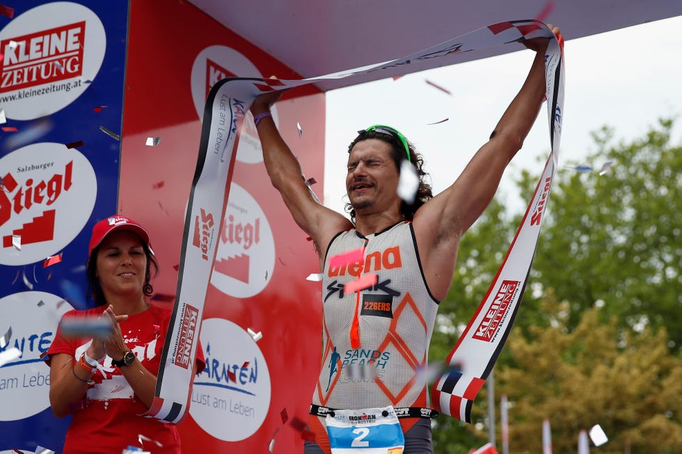 ﻿iván raña celebra su victoria en el ironman de austria en 2014
