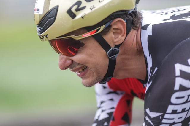 el triatleta iván raña aprieta los dientes montado en su bicicleta durante la disputa de un ironman