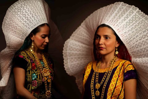 Twee zussen zijn uitgedost met de bidani roo die in Tehuana gewoonlijk als schijnsel of gezichtje wordt aangeduid De vervaardiging van deze tooi van geplooide en gesteven witte kant kan een jaar in beslag nemen